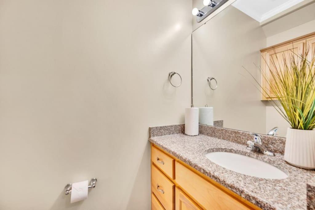 הוילה קונקורד Cozy 2B Townhouse King Bed Free Parking Tv In Brs מראה חיצוני תמונה